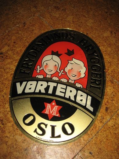 Originalt og ubrukt, ovalt reklameskilt i glass, fra Frydenlund Bryggeri på 40-50 tallet