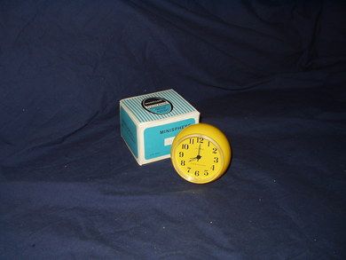 En meget pen vekkerklokke, WESTCLOCK, truleg fra 70-80 tallet, gul plast