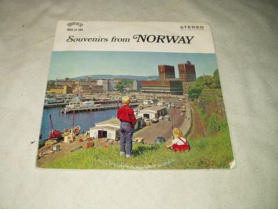 Souvenirs from NORWAY: Holmenkollmarsj, Klonken, Kjerringa med staven, Var det en drøm, Alle vakre jenters hambo, Lokkern, Bjørneruds reinlender, Karl Johan, Jeg elsker ditt smil, Kristianiavalsen, Pål sine høner, Akerselva du gamle du grå, Ved fjord