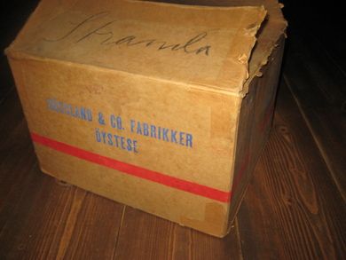 Brukt margarinkasse fra 60 tallet, fra DØSSLAND & CO FABRIKKER, ØYSTESE. 10 KG MARGARIN. 