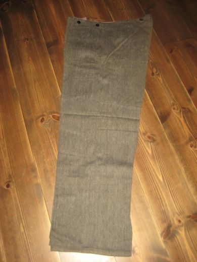 Ubrukt bukse fra 40 tallet, livvidde ca 80 cm,høgd 107 cm. . 