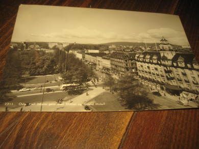 Oslo med Karl Johans gate med Slottet og Grand Hotell, 50 tallet