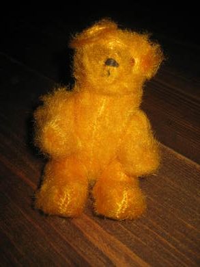 Liten teddybjørn, ca 12 cm høg, 50-60 tallet. (2447)