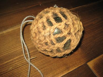 Pen kavlkule med fletting, tidleg 1900. Ca 10 cm i diameter. Mørk grønn. 