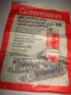 Reklamekonvolutt fra Gutermann med noen knapper, Reklame fra J. E. Devold, Ålesund på baksida, 80 tallet.