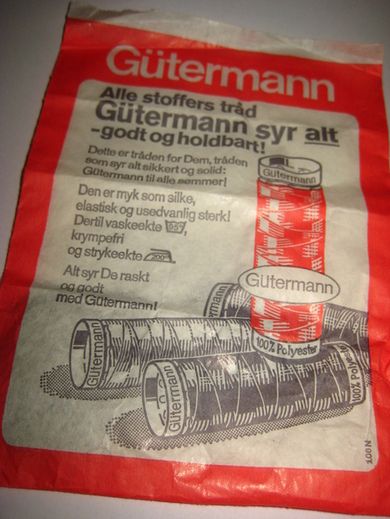 Reklamekonvolutt fra Gutermann med noen knapper, Reklame fra J. E. Devold, Ålesund på baksida, 80 tallet.