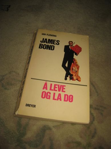 FLEMMING, IAN: JAMES BOND. Å LEVE OG LA DØ. 1978.