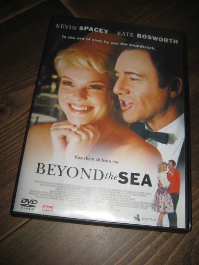 SPACEY / BOSWORTH: BEYOND the SEA. 2004, 113 MIN, 11 ÅR.