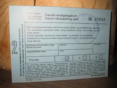 Transitt- / avstigningskort fra forsvaret, med stempel, 1979.