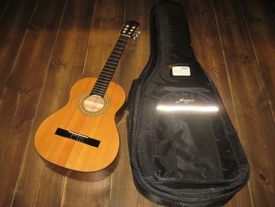 Pen MORGAN gitar, modell CG-10  3/4. 60 tallet, med original Morgan gitarveske.