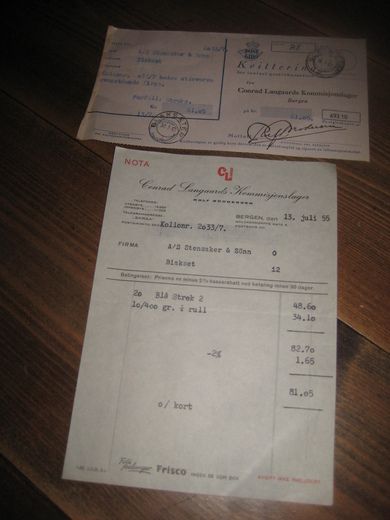 Faktura fra Conrad Langaards Kommisjonslager, Bergen,  13. JULI 1955. Samt postgiro kvittering med stempel BLAKSÆTER 16.7.55  for innbetalt beløp.Selges samla. 