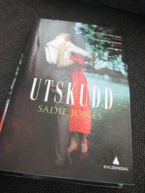 JONES, SADIE: UTSKUDD. 2009.