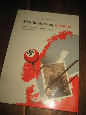 SIMONSEN: MED BINDERS OG NISSELUE. 2009.