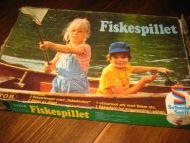 FISKESPILLET. Noe skada. Litor 1977. 