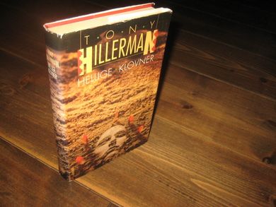 HILLERMAN: HELLIGE KLOVNER. 1995.