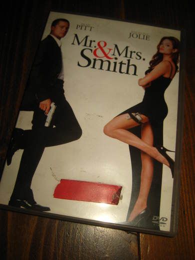 MR AND MRS SMITH. 15 ÅR, 115 MIN.