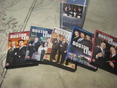 BOSTON LEGAL. THE COMPLETE SERIES. Teksta. 27 CVD. 15 ÅR. 