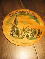 Trefat, dekorert med kirke. Kristiansand- Norge. Ca 15 cm i diameter. 50 -60 tallet.