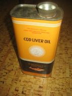 Pen litersboks fra PEDER DEVOLD, AALESUND: COD LIVER OIL. 50 tallet. Ca 22 cm høg. 