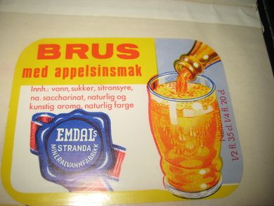 Strøken etikett fra Emdals Mineralvannfabrikk, Stranda:  BRUS med  appelsinsmak.  60- 70 tallet.