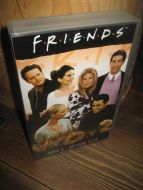 FRIENDS SERIE 6, EPISODE 21-24. 15 ÅR, 104 MIN, 2000.