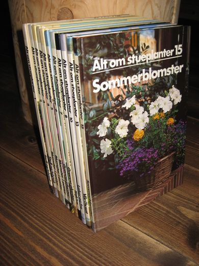 Serie på 11 bøker om strueplanter. ALT OM STUEPLANTER: Sommerblomster, Vår i huset, Løker og frø, Kaktus, Grønne planter, Blomster i potter, Stell og trivsel. 1983.