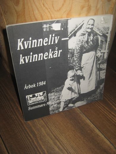 1984, Kvinneliv- kvinnekår. Årbok fra Sunnmøre Museum.