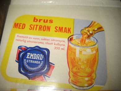 Strøken etikett fra Emdals Mineralvannfabrikk, Stranda:  brus MED SITRONSMAK.  60- 70 tallet.