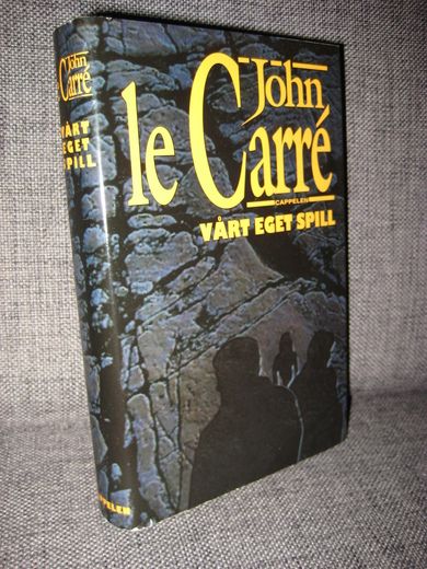 Carre, John: VÅRT EGET SPILL. 1995.