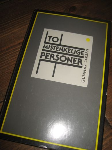 LARSEN, GUNNAR: TO MISTENKELIGE PERSONER. 1983