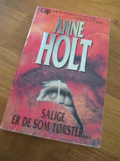 HOLT, ANNE: SALIGE ER DE SOM TØRSTER. 1995.