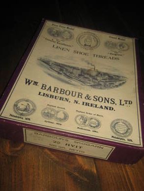 Meget pen eske med noe innhold, LINEN SHOE THREADS, fra W. BARBOUR & SONS , LTD, LISBURN, N IRELAND. Ca 21*25 cm stor, 5 cm høg, pen eske. 30-40 tallet.