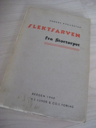 KVELLESTAD: SLEKTSARVEN fra Stortorpet.  1940.