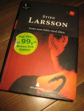 LARSSON, STIG: JENTA SOM LEKTE MED ILDEN. 2007.