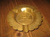 Askebeger i messing,. DANDIE DINMONT- THE KING OF SCOTCH WHISKIES. Ca 12 cm i diameter. 60 tallet.