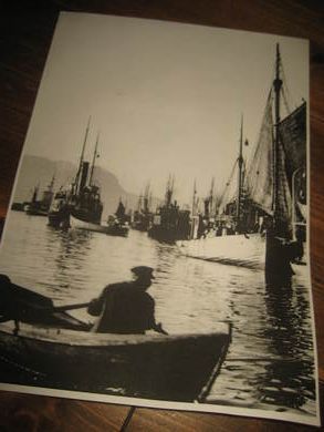 Bilde fra Ålesund på tidleg 1900, ca 21*30 cm stort, pent i glass og ramme. Dette er bilde nr 8