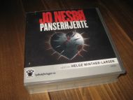 NESBØ, JO: PANSERHJERTE. 16 CD innlest av Helge Winter Larsen. 21 timer. 