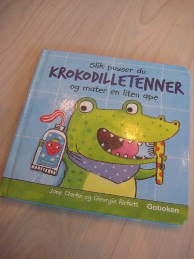 Slik pusser du krokodille tenner OG MATER EN LITEN APE. 2015.