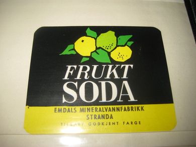 Strøken etikett fra Emdals Mineralvannfabrikk, Stranda:  FRUKT SODA.  60- 70 tallet.