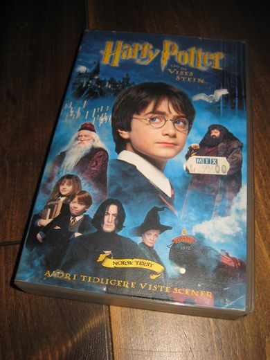 HARRY POTTER OG DE VISES STEIN. 2001, 11 ÅR, 146 MIN. 