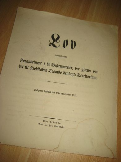 1851, Lov indeholdende Forandringer i de Bestemmelser, der gjelde om det til Kjøbstaden Atromsø henlagte territorium.