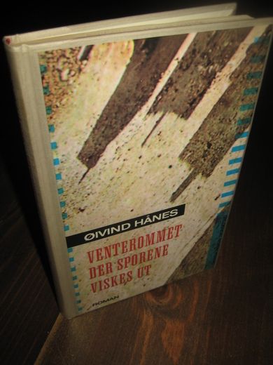 HÅNES, ØYVIND: VENTEROMMET DER SPORENE VISKES UT. 1992.