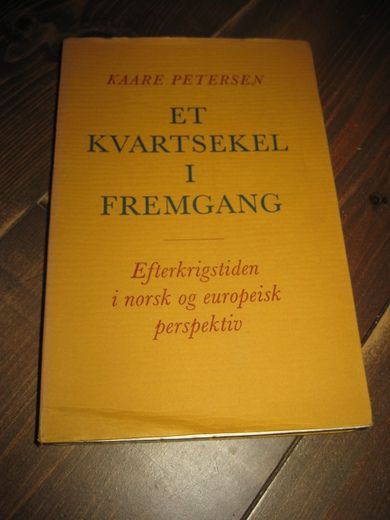 PETERSEN, KAARE: ET KVARTSEKEL I FRAMGANG. Efterkrigstiden i norsk og europeisk perspektiv. Utgitt av Storebrand, 1972.