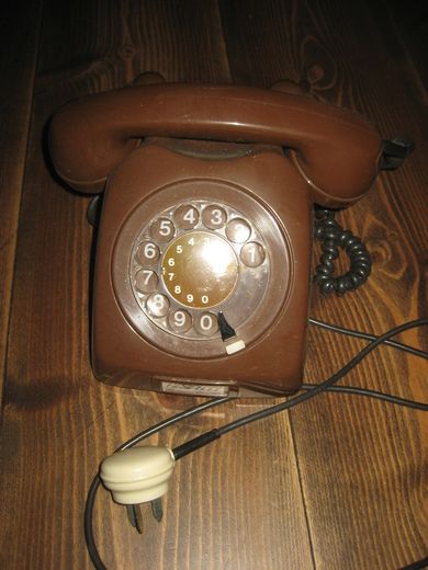 Brun telefon fra Elektrisk Bureau, 60 tallet.