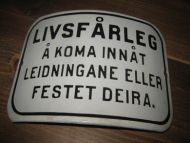 Meget pent, bua emaljert skilt med tekst: LIVSFÅRLEG Å KOMA INNÅT LEIDNINGANE ELLER FESTET DEIRA. Ca 17*12 cm stort. 60 tallet?