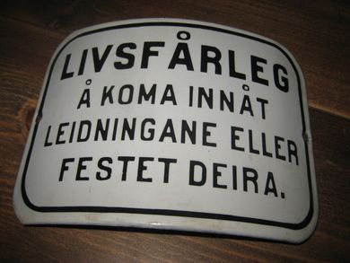 Meget pent, bua emaljert skilt med tekst: LIVSFÅRLEG Å KOMA INNÅT LEIDNINGANE ELLER FESTET DEIRA. Ca 17*12 cm stort. 60 tallet?