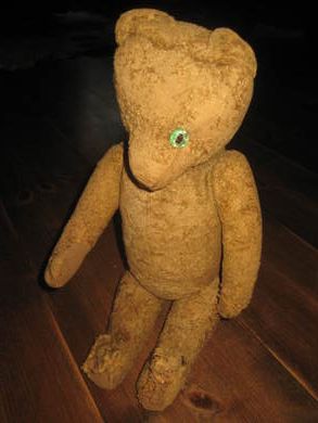 Meget gammel teddy med spiss nese, tidleg 1900, ca 47 cm høg. En godbit for den rette samler. 