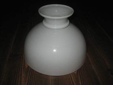 Gammel og meget pen kuppel til parafinlampe eller annen lampe. Ca 29 cm i diameter.