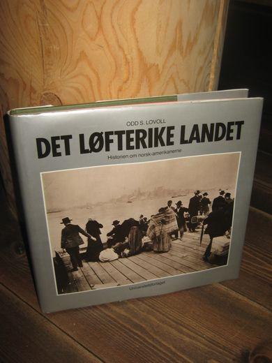 LOVOLL, ODD: DET LØFTERIKE LANDET. Historien om norsk- amerikanerne. 1983.