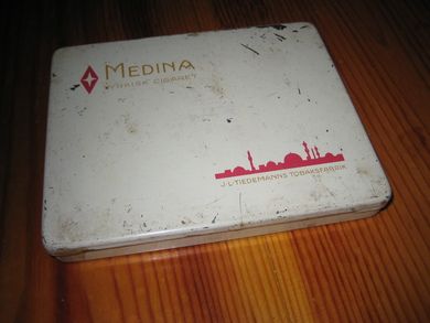 Medina blikkeske fra Tiedemanns Tobaksfabrikk, 50 tallet.